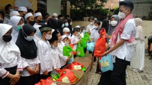Doa Bersama dan Santunan dari Jakarta Islamic School SMA PKP DKI JAKARTA kepada Anak Yatim dan Dhuafa