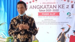 Ketua Pembina Yayasan Alpha Indonesia Bapak Mawan memberikan Sambutan acara pelepasan Wisuda PKBM Alif