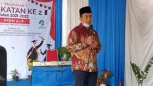Ketua Yayasan Alpha Indonesia Bapak Usmana memberikan Sambutan pada acara pelepasan Wisuda PKBM Alif